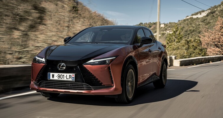 LEXUS RZ 450e Z INNOWACYJNYM NAPĘDEM DIRECT4 I NOWOCZESNYMI TECHNOLOGIAMI WE WNĘTRZU