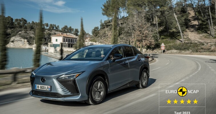 ELEKTRYCZNY LEXUS RZ ZDOBYŁ MAKSYMALNE PIĘĆ GWIAZDEK W TESTACH BEZPIECZEŃSTWA EURO NCAP