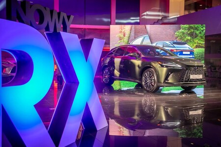 SUKCES PRZEDPREMIEROWYCH POKAZÓW NOWEGO LEXUSA RX. 1000 ZAMÓWIEŃ W MIESIĄC