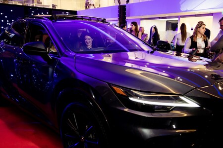 SUKCES PRZEDPREMIEROWYCH POKAZÓW NOWEGO LEXUSA RX. 1000 ZAMÓWIEŃ W MIESIĄC
