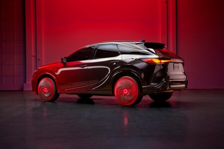 LEXUS RX Z UNIKATOWYMI FELGAMI AUTORSTWA PROJEKTANTA MODY HARRISA REEDA