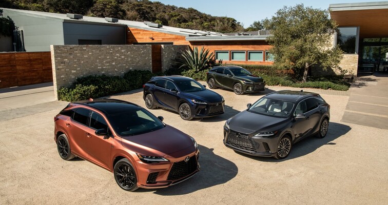 25 LAT TEMU LEXUS ROZPOCZĄŁ SPRZEDAŻ MODELU RX. TO NAJPOPULARNIEJSZE AUTO W HISTORII MARKI