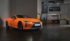 GYÁRI MATT NARANCS FÉNYEZÉST KAPOTT A HIBRID LEXUS LC SPORTKUPÉ