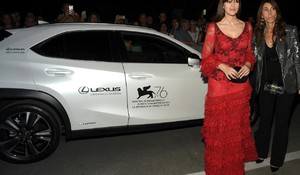 LEXUS UX NA ČERVENOM KOBERCI NA FILMOVOM FESTIVALE V BENÁTKACH 