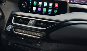 LEXUS OBOHATÍ SVÉ VOZY KONEKTIVITOU APPLE CARPLAY  A ANDROID AUTO
