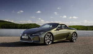  KÉNYEZTETŐ CSEND ÉS AZ ERŐ SZIMFÓNIÁJA A LEXUS LC 500 CONVERTIBLE KABINJÁBAN