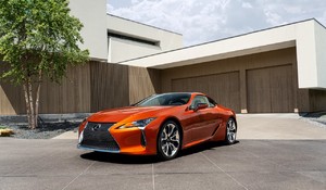 V KUPÉ LEXUS LC 2021 MÁ PREMIÉRU NOVÁ FARBA – ŽIARIVÁ ORANŽOVÁ