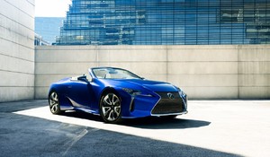 Luxushajókhoz passzoló limitált szériás kabriót kínál a Lexus: jön a Lexus LC Convertible Regatta Edition