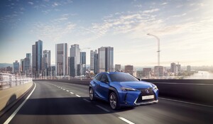PLNOELEKTRICKÝ LEXUS UX 300E SO ZRETEĽNE JAPONSKOU DUŠOU VYRÁŽA NA EURÓPSKE CESTY