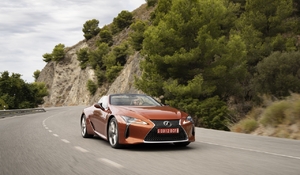 NAJLEPŠÍM AUTOM SO SKLÁPACOU STRECHOU JE PRE BRITOV LEXUS LC 500 CONVERTIBLE 