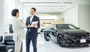 A repülőgépek világából érkező hátsó légterelő és egyéb finomságok: ezt hozza a Lexus LC új modelléve 