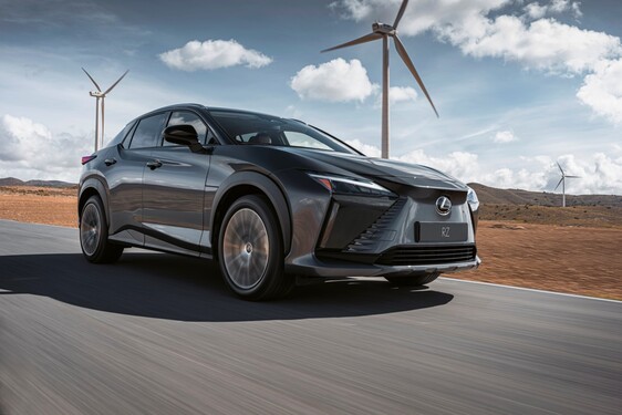 LEXUS RZ WYZNACZA NOWY KIERUNEK STYLISTYCZNY. REWOLUCYJNY PRZÓD I DESIGN, W KTÓRYM LICZĄ SIĘ DETALE