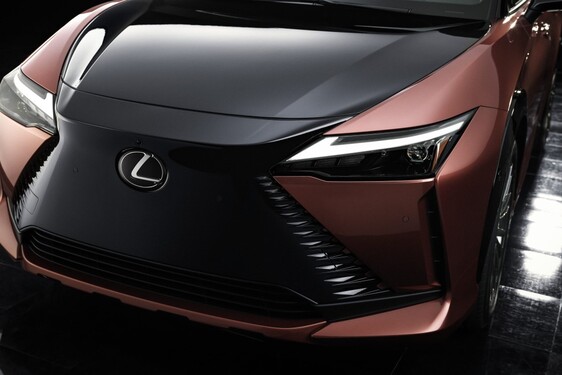 STYLISTYCZNA ZMIANA W LEXUSIE. RX i RZ PIERWSZYMI MODELAMI Z NOWEJ LINII