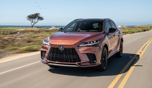 LEXUS RX JESZCZE MOCNIEJSZY I OSZCZĘDNIEJSZY. TRZY HYBRYDOWE WERSJE DO WYBORU
