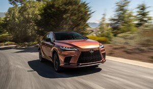 SONIC COPPER TO ZUPEŁNIE NOWY LAKIER W GAMIE LEXUSA. DEBIUTUJE W 5. GENERACJI MODELU RX