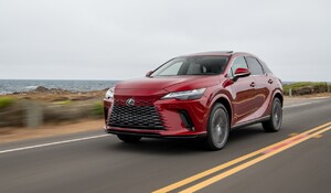 TAK LEXUS RX DBA O BEZPIECZEŃSTWO. SYSTEMY NAJNOWSZEJ GENERACJI I ZUPEŁNIE NOWE FUNKCJE