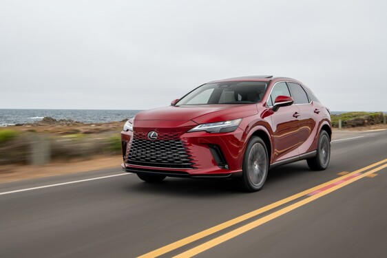 TAK LEXUS RX DBA O BEZPIECZEŃSTWO. SYSTEMY NAJNOWSZEJ GENERACJI I ZUPEŁNIE NOWE FUNKCJE