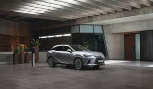 S ÚPLNE NOVÝM PLUG-IN HYBRIDNÝM ELEKTRICKÝM VOZIDLOM LEXUS RX 450h+ ZÁJDETE EŠTE ĎALEJ A ZVLÁDNETE OVEĽA VIAC