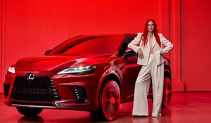 LEXUS RX Z UNIKATOWYMI FELGAMI AUTORSTWA PROJEKTANTA MODY HARRISA REEDA