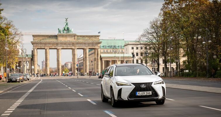 NOWY LEXUS UX Z TRZEMA NAPĘDAMI. CO ZMIENIONO W MIEJSKIM CROSSOVERZE?
