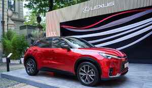 VIP HOSTIA A OBYVATELIA MILÁNA OSLÁVILI ÚPLNE NOVÝ LEXUS LBX V LUXUSNEJ AUTOUMYVÁRNI LEXUS