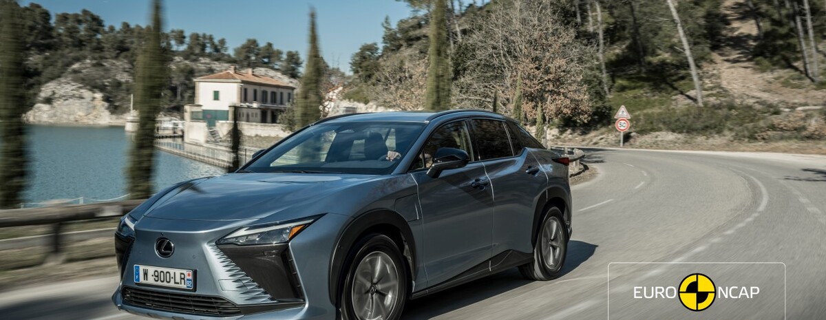 NOVÝ LEXUS RZ ZÍSKAL PÄŤ HVIEZDIČIEK V BEZPEČNOSTNÝCH TESTOCH EURO NCAP