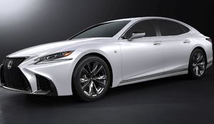 LEXUS LS 500 F SPORT DEBIUTUJE W NOWYM JORKU