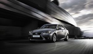 LEXUS PRZEKROCZYŁ SIEDMICYFROWĄ LICZBĘ GLOBALNEJ SPRZEDAŻY MODELU LEXUS IS
