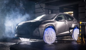 Lexus na lodowych kołach