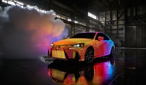 Świetlisty Lexus w platynowym teledysku