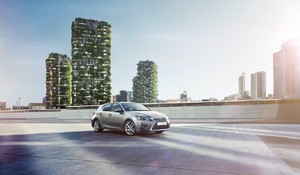 LEXUS CT 200H – VOZIDLO OMLADENÉ ZVONKU I ZVNÚTRA 