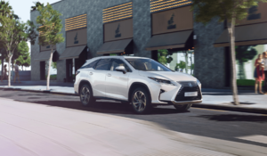 BEJÖTT A LEXUSNAK AZ HÉTÜLÉSES CROSSOVER: TAROL AZ RX L