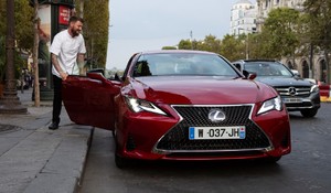 A LEXUS A CHAMPS-ÉLYSÉE-N EGY HIGH-END GASZTRO ESEMÉNYEN MUTATTA MEG ELŐSZÖR ÚJ RC KUPÉT