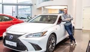 Marcel Forgáč si doma ako prvý zaparkoval nový Lexus ES 