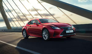 KIÉLEZETT, MÉGIS KIFINOMULT – A LEXUS ÚJRAÁLMODTA AZ RC LUXUS SPORTKUPÉT