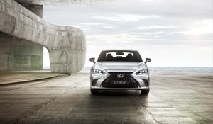TÖRTÉNETE SORÁN ELŐSZÖR KÍNÁL F SPORT VÁLTOZATOT AZ ES LUXUSLIMUZINHOZ A LEXUS