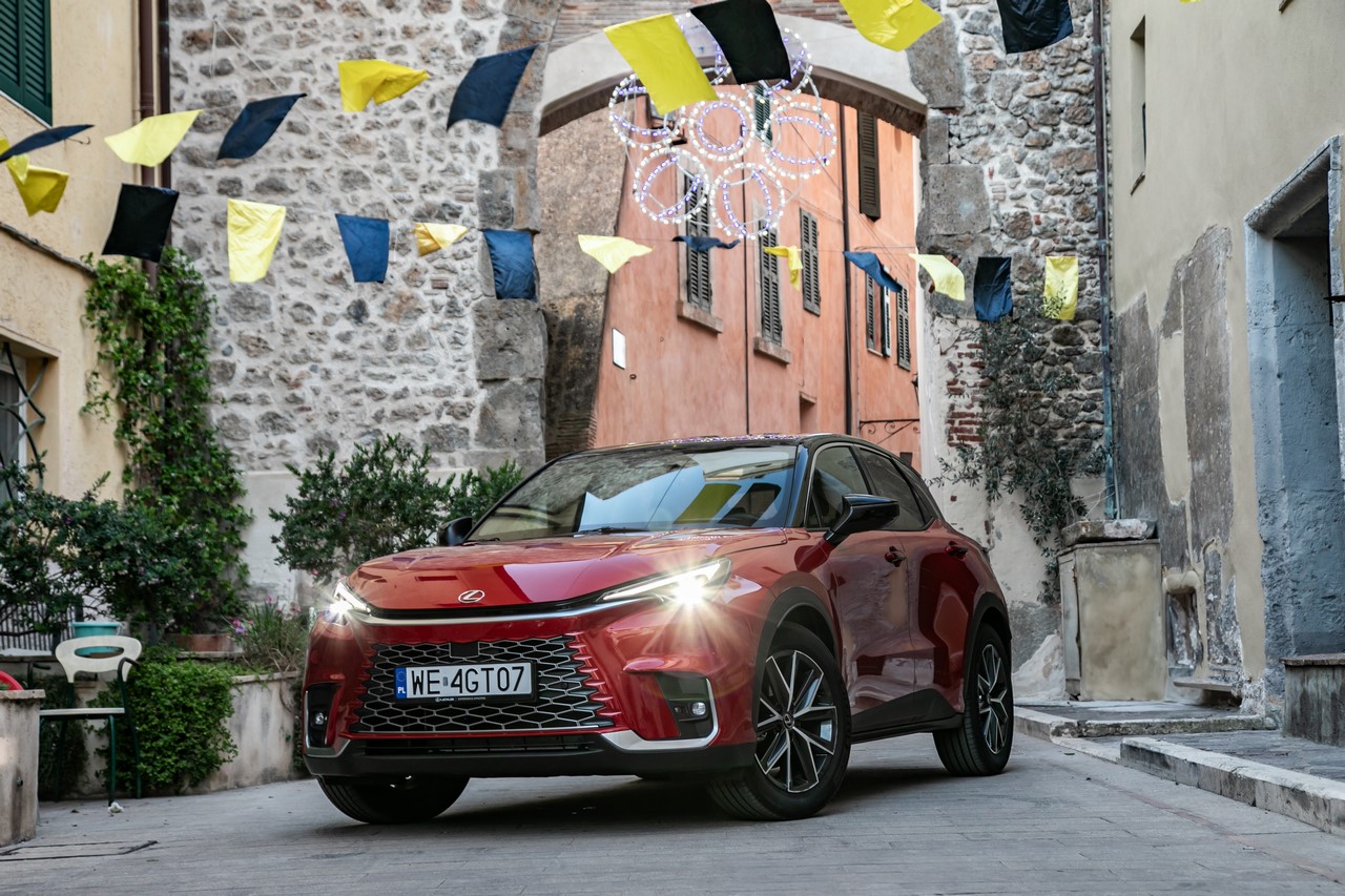 LEXUS MARKĄ NR 1 WŚRÓD KLIENTÓW INDYWIDUALNYCH. NX I ES ZE WZROSTAMI, LBX LIDEREM SEGMENTU