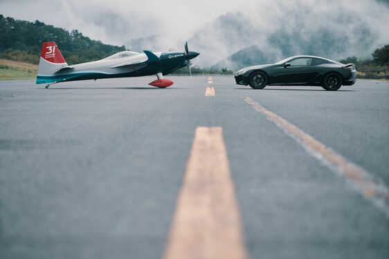 Lexus z pilotem Yoshihide Muroyą tworzą zespół w serii wyścigów lotniczych The Air Race
