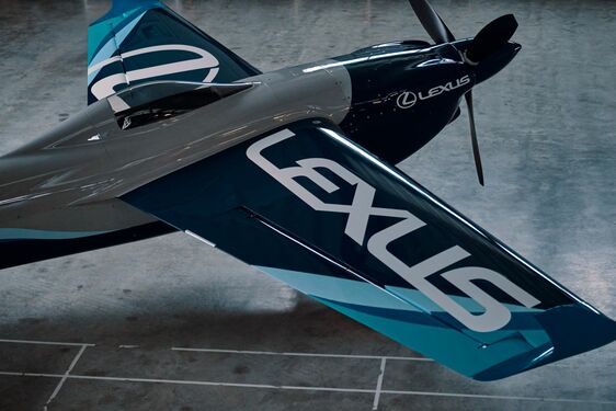 Lexus z pilotem Yoshihide Muroyą tworzą zespół w serii wyścigów lotniczych The Air Race