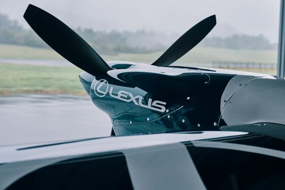 Lexus z pilotem Yoshihide Muroyą tworzą zespół w serii wyścigów lotniczych The Air Race