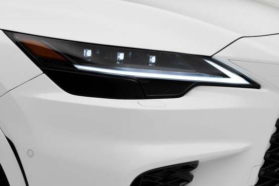 RX 500H F SPORT WHITE IN STUDIO 2022