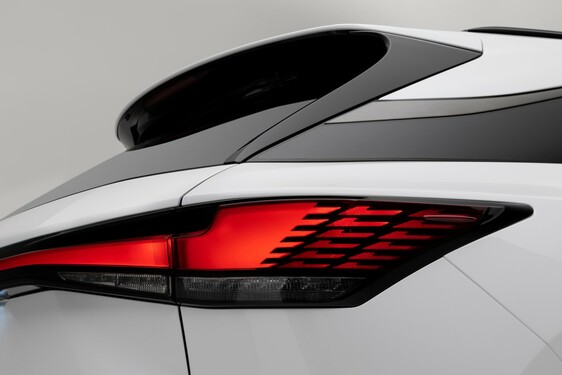RX 500H F SPORT WHITE IN STUDIO 2022