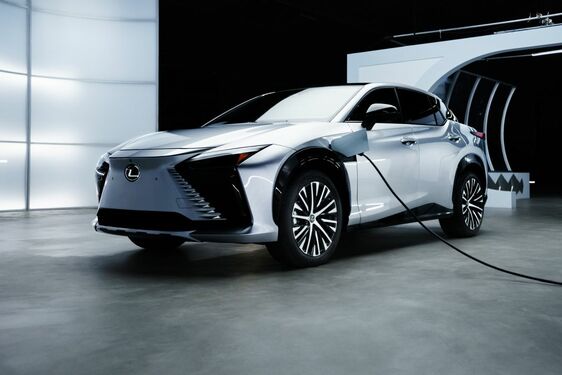 Lexus RZ 450e autem superbohaterów Marvela. Kulisy filmu „Czarna Pantera: Wakanda w moim sercu”