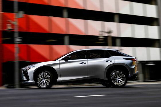 Lexus RZ 450e autem superbohaterów Marvela. Kulisy filmu „Czarna Pantera: Wakanda w moim sercu”