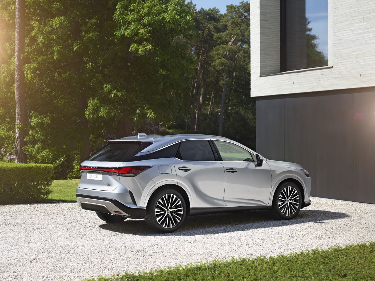 LEXUS RX 450h+ NAJOSZCZĘDNIEJSZĄ HYBRYDĄ W HISTORII MODELU