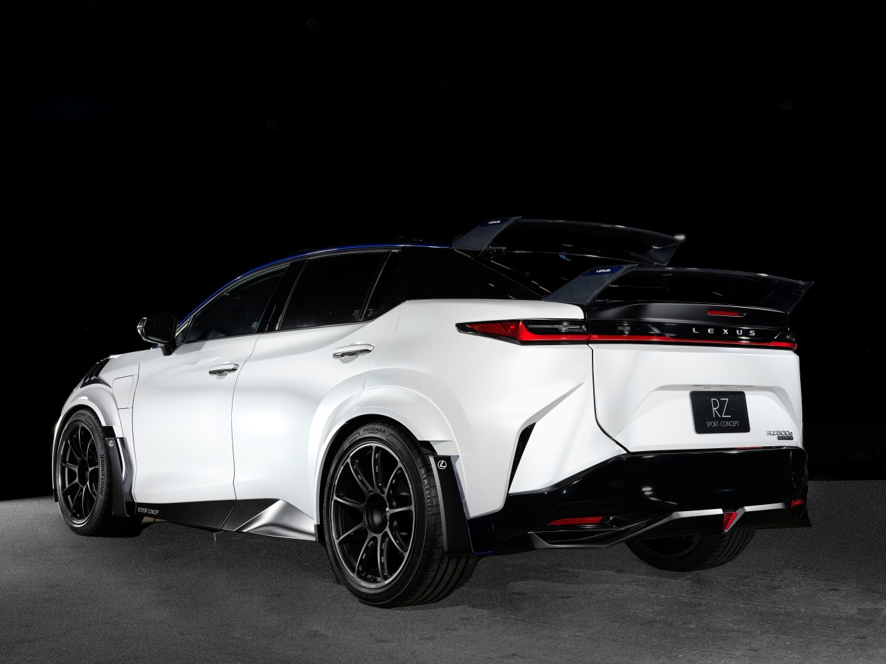 LEXUS RZ SPORT CONCEPT ORAZ LEXUS RX OUTDOOR CONCEPT POKAZANE W TOKIO