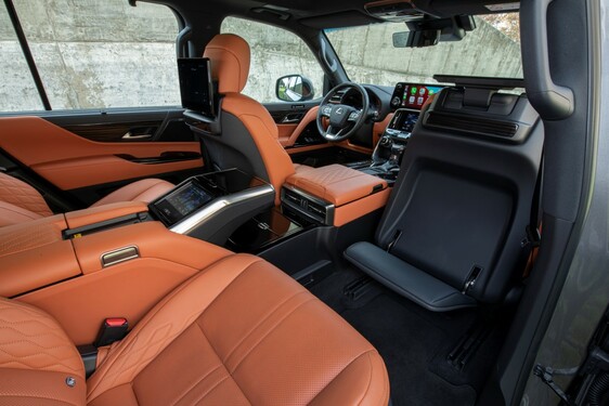 LEXUS LX Z TRZEMA RODZAJAMI KABINY I WERSJĄ F SPORT