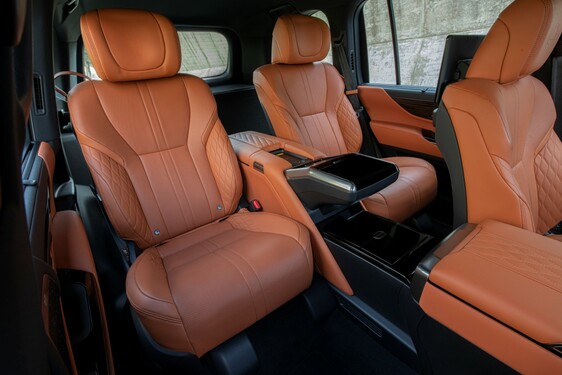 LEXUS LX Z TRZEMA RODZAJAMI KABINY I WERSJĄ F SPORT