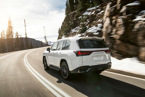 LEXUS LX Z TRZEMA RODZAJAMI KABINY I WERSJĄ F SPORT