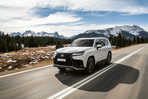LEXUS LX Z TRZEMA RODZAJAMI KABINY I WERSJĄ F SPORT